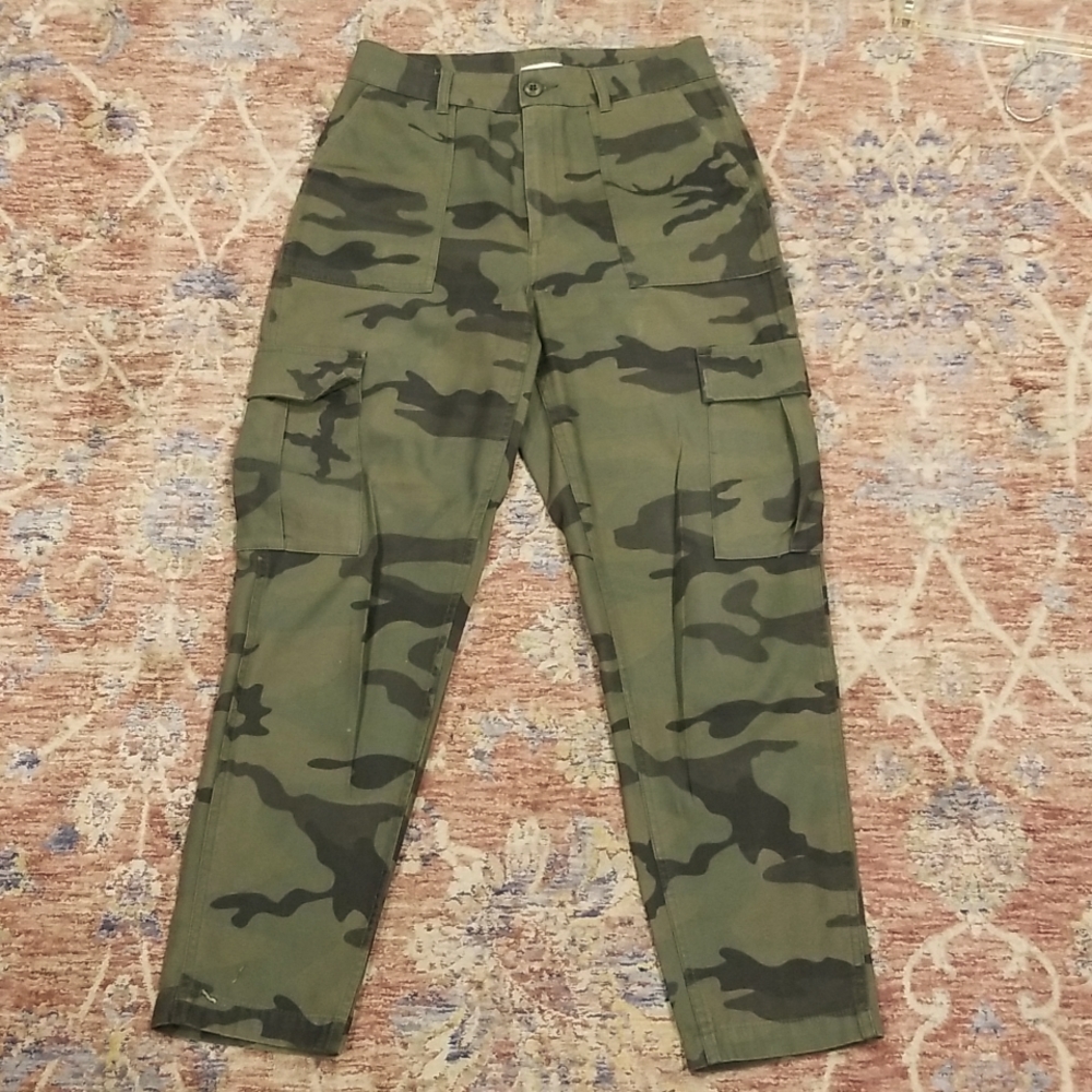 Aritzia TNA high rise camo cargo pant size 10